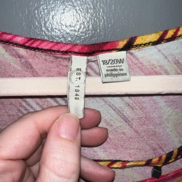 CATO EST 1946 multi color top with cutout neckline apron hemline size 18/20W - Picture 4 of 5